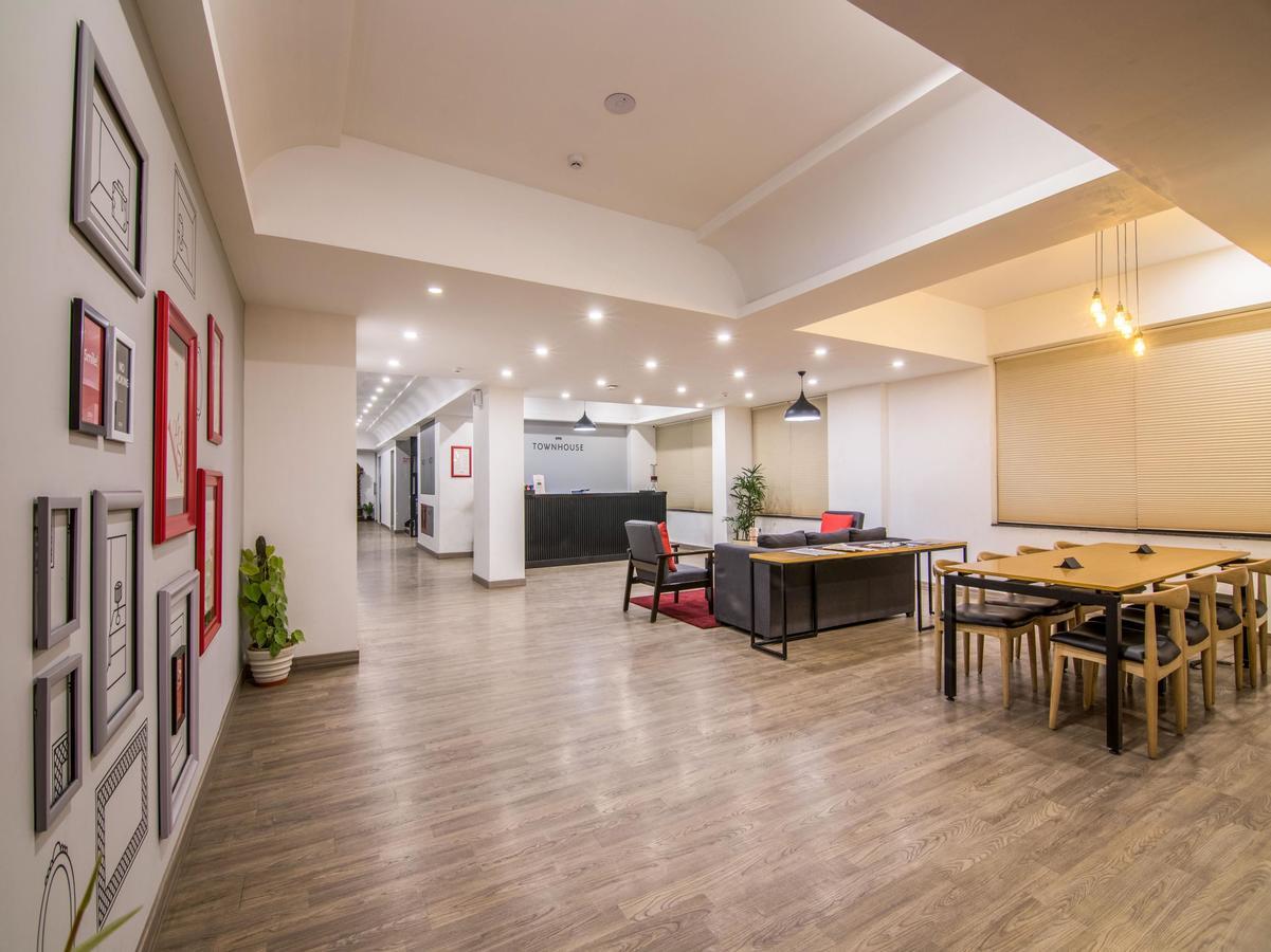 נוידה Oyo Townhouse 028 Corporate Suite מראה חיצוני תמונה
