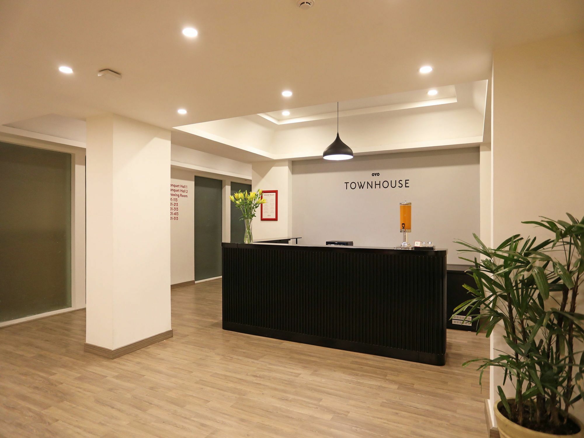 נוידה Oyo Townhouse 028 Corporate Suite מראה חיצוני תמונה