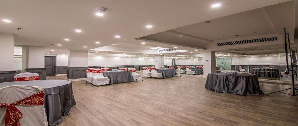 נוידה Oyo Townhouse 028 Corporate Suite מתקנים תמונה