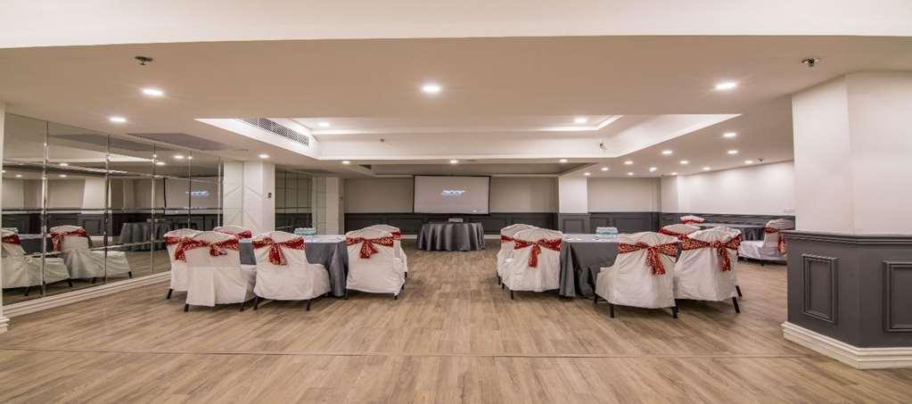 נוידה Oyo Townhouse 028 Corporate Suite מתקנים תמונה