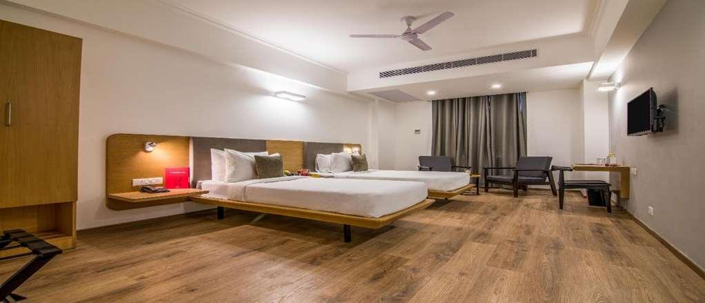 נוידה Oyo Townhouse 028 Corporate Suite חדר תמונה