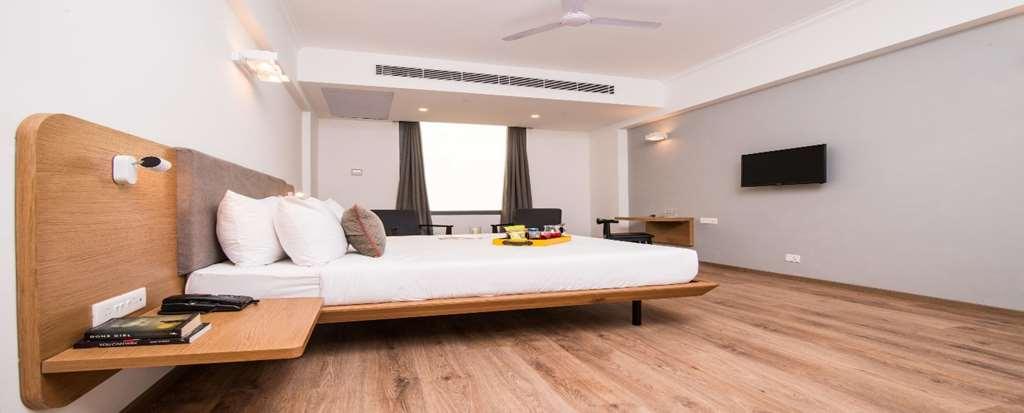 נוידה Oyo Townhouse 028 Corporate Suite חדר תמונה
