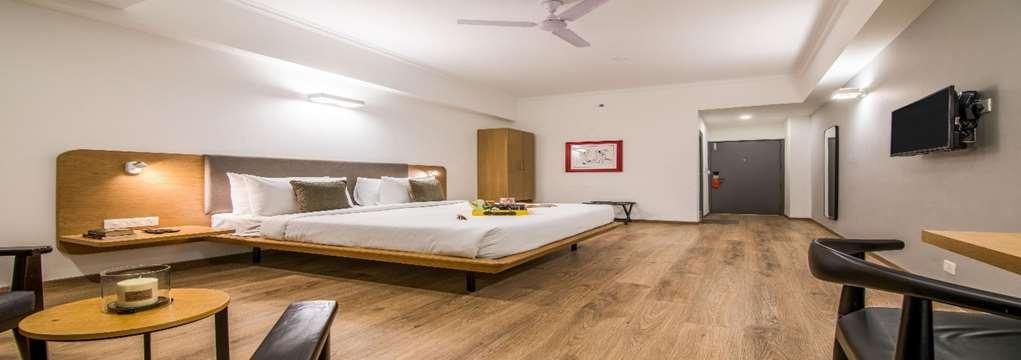 נוידה Oyo Townhouse 028 Corporate Suite חדר תמונה
